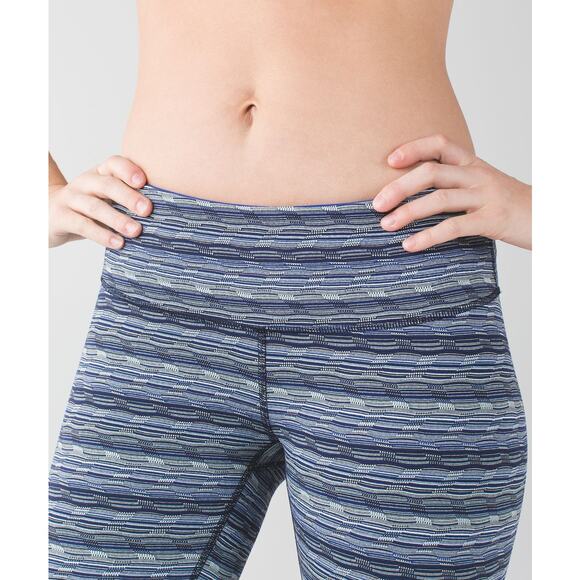 A5 Auth LULULEMON Wunder Under Crop III Blue Striped Capri Pants Size 4 - Picture 2 of 5